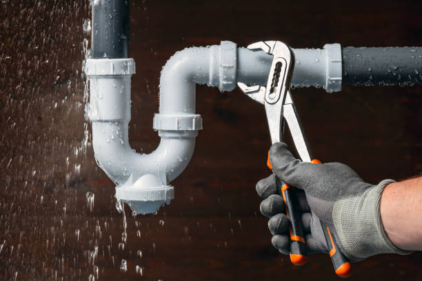 Professional Emergency Plumber technician working in Corsicana, TX